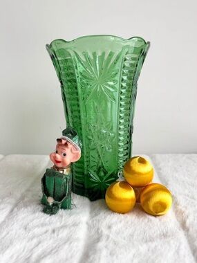 VINTAGE mid century green Anchor Hocking ‘Stars and Bars’ prescut glass vase
